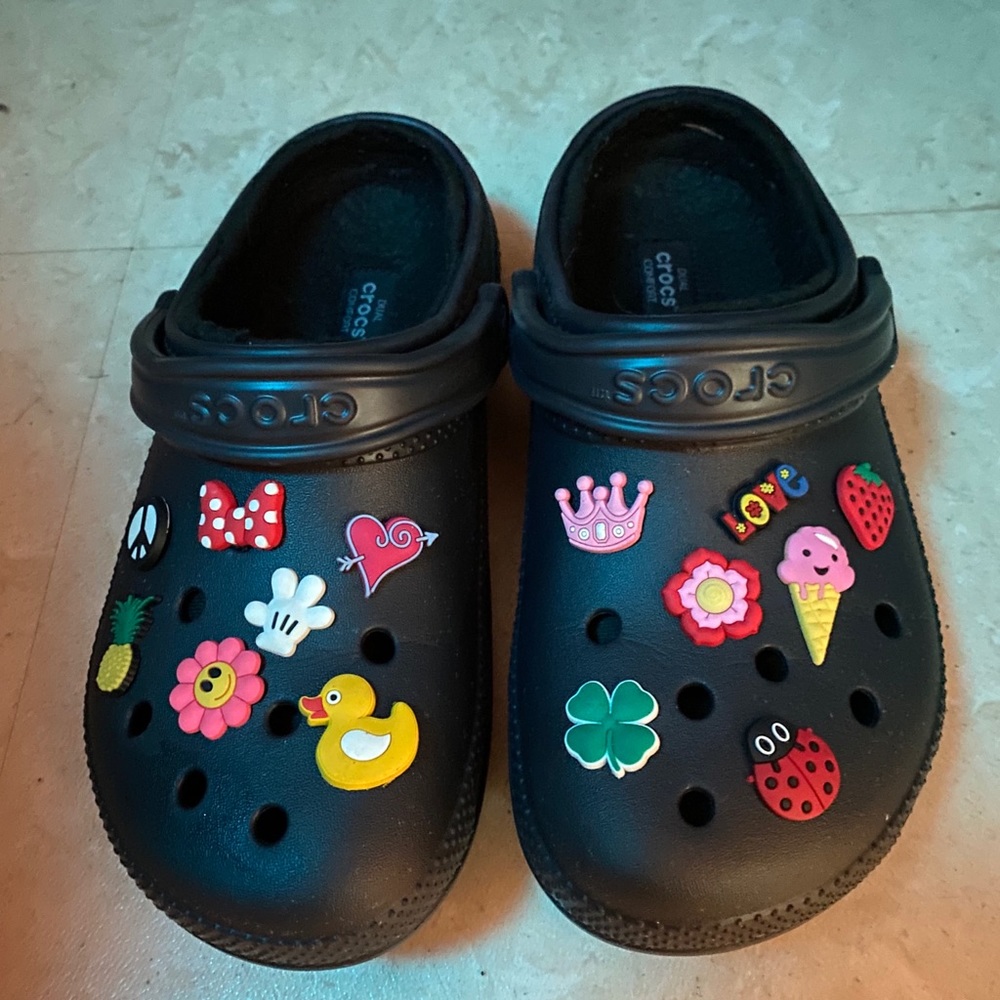 Crocs black fuzzy lined w8